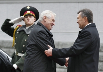 Чешская интеллигенция требует от президента страны отменить апрельский визит Януковича