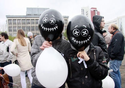 Навіть троє опозиціонерів з кульками та стрічками несуть загрозу владі. Фото: Олег Укладов