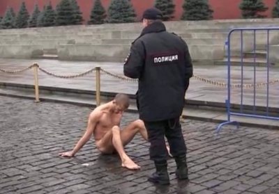 Оппозиционеру, который прибил свои гениталии к мостовой на Красной площади, грозит до 5 лет тюрьмы