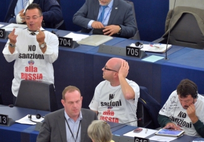 Евродепутаты в футболках 