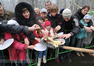 У Росії заборонили на Масляну годувати людей з лопат