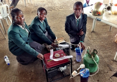 Африканські школярки вигадали електрогенератор, що працює на сечі