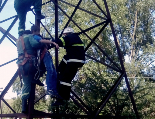 Працівники ДСНС Рівненської області рятували підлітка, який повис на високовольтній електроопорі, – ФОТО
