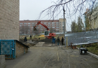 Депутат Донецкого горсовета отобрал территорию возле больницы и строит на ней жилую многоэтажку