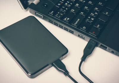 Чому власники ноутбуків частіше вибирають портативні SSD замість флешок