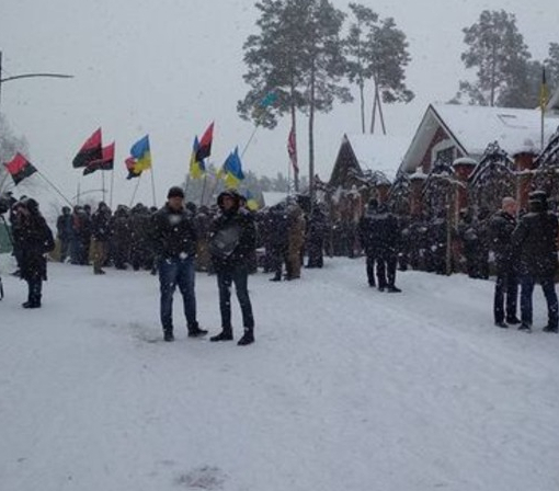 Сторонники Саакашвили приехали с протестом к дому Луценко - ВИДЕО
