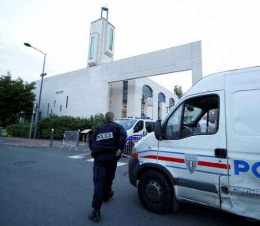 В пригороде Парижа мужчина пытался въехать в толпу перед мечетью