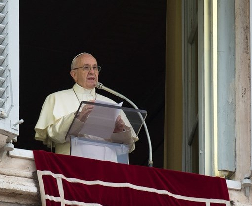 Папа Франциск дозволив годувати грудьми в Сикстинській капелі