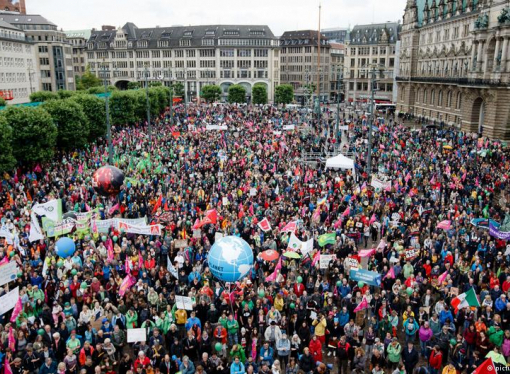 В Гамбурге масштабная демонстрация накануне G20 - ФОТО