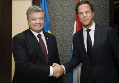 Порошенко и Рютте обсудили варианты разблокирования ратификации СА Украины с ЕС