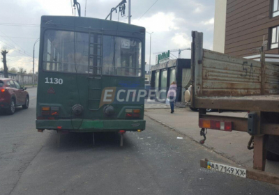 У Києві тролейбус врізався у вантажівку: є постраждалі, - ФОТО