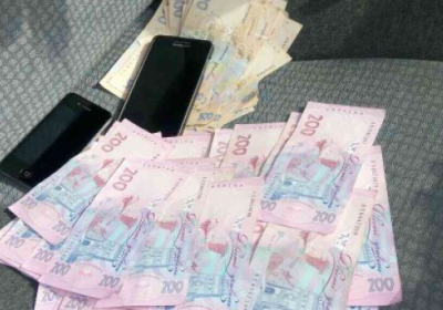 Столичного поліцейського затримали на хабарі у 30 тис. гривень, - ФОТО
