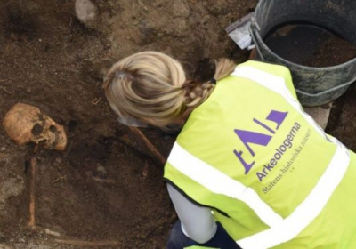 В Швеции археологи откопали викинга с собакой, лошадью и кораблем
