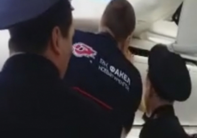 В России с самолета выгнали волейболиста из-за длинных ног - ВИДЕО