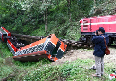 На Тайване потерпел крушение поезд: 17 погибших, десятки пострадавших