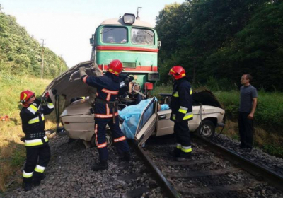 Четыре человека погибли в результате столкновения авто с поездом в Ивано-Франковской области