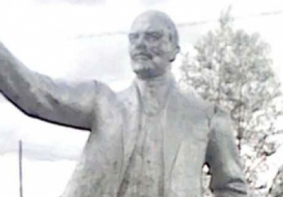 В России школьники битами изуродовали один из старейших памятников Ленину