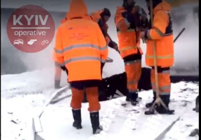 У Києві комунальники на тлі снігопаду вирішили зайнятися ремонтом, - ВІДЕО 
