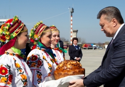 Янукович уже не летит на Мальту - возвращается домой 