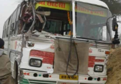 В Индии столкнулись школьный автобус с грузовиком: 26 человек погибло
