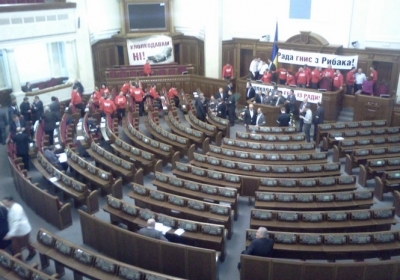Опозиція заблокувала трибуну Верховної Ради (фото)