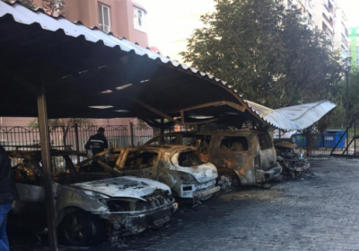 В Одесі горіла автостоянка, знищено п'ять автомобілів