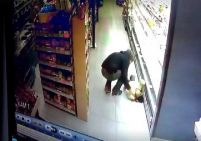 У супермаркеті чоловік кинув дитину на підлогу, дівчинка знепритомніла, - ВІДЕО 
