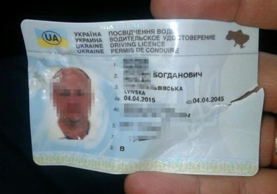 У Львові водій-порушник намагався проковтнути права