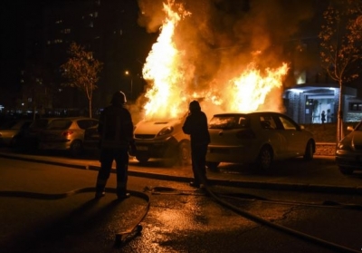 Протесты в Косово: повреждены дома, сожженные машины