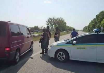 Под Харьковом вооруженный мужчина застрелил двух человек и захватил заложников