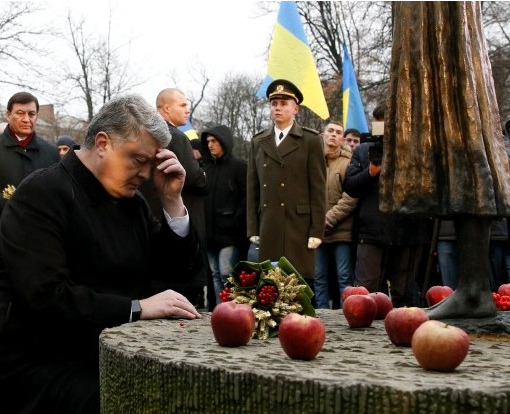На церемонии памяти жертв Голодомора потерял сознание военный Президентского полка