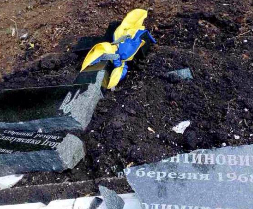 На трассе под Бахмутом разбили памятник погибшим в ДТП бойцам Нацгвардии, - ФОТО