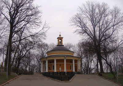 У Києві невідомий закинув два коктейлі Молотова в храм УГКЦ на Аскольдовій могилі