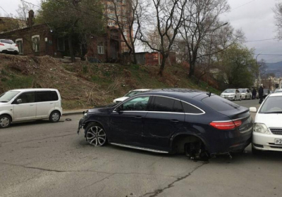 У Росія дівчина на елітному Mercedes розтрощила 11 припаркованих автівок, - ВІДЕО