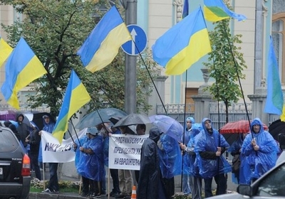 100 прихильників ПР у дощ під Радою мітингували за євроінтеграцію (фото)