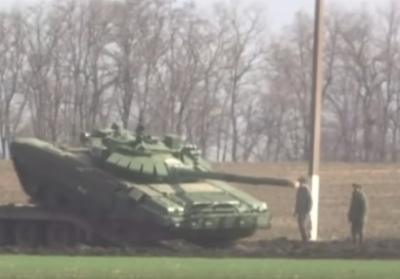 Очевидцы сняли размещение российских танков у границы с Украиной, - ВИДЕО