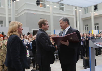 Петро Порошенко нагороджує Володимира Жемчугова. Фото: president.gov.ua