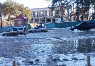 В Киеве машина провалилась под асфальт из-за прорыва на трубопроводе - ВИДЕО