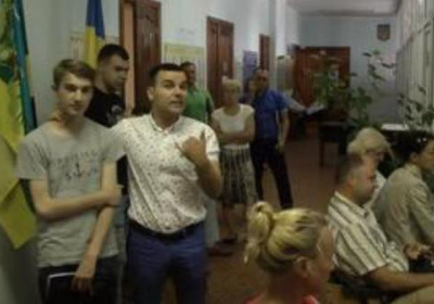На Киевщине депутат от БПП набросился на школьника из-за текстов о коррупционных схемах, - ВИДЕО