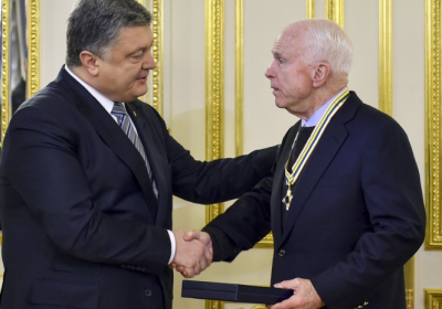 Порошенко пригласил сенаторов США на Донбасс убедиться в нарушении режима прекращения огня