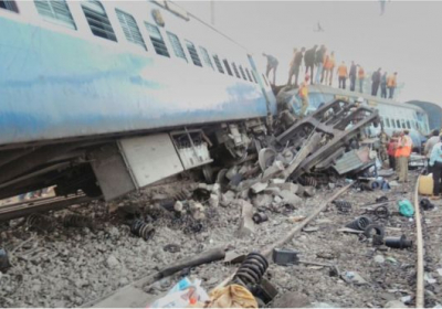 В Индии поезд сошел с рельсов: 26 человек погибли
