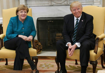Трамп не захотів потиснути руку Ангелі Меркель на протокольній фотозйомці, - ВІДЕО