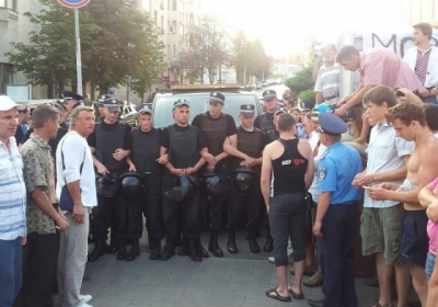 "Правоохоронці" блокують рух автомобіля "Останньої барикади". Фото: maidan.org.ua