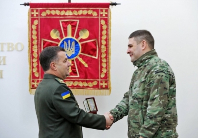 Полторак вручил украинским волонтерам медали 