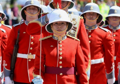 Впервые Королевскую гвардию в Букингемском дворце возглавила женщина