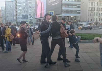 На мачуху хлопчика, якого затримали за читання віршів у Москві, склали протокол за непокору
