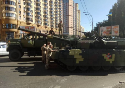 В центре Киева заглох танк, который ехал на репетицию парада, - ВИДЕО