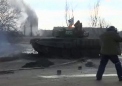 Террористы ДНР расстреляли из танков жилые кварталы Углегорска, - видео