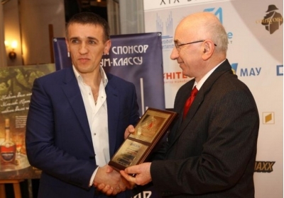 Ігор Абрамович одержує диплом лауреата в номінації «Меценат року» з рук члена Вищої академічної ради програми «Людина року» Василя Костицького.