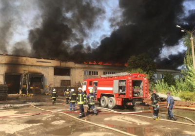 У Житомирі локалізували масштабну пожежу на картонному комбінаті

